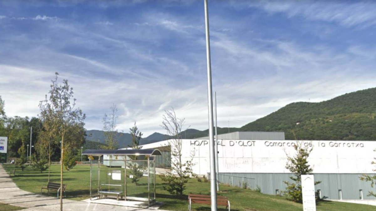 Los padres al ver que no podía recuperar la respiración lo llevaron al hospital de Olot. / Google View
