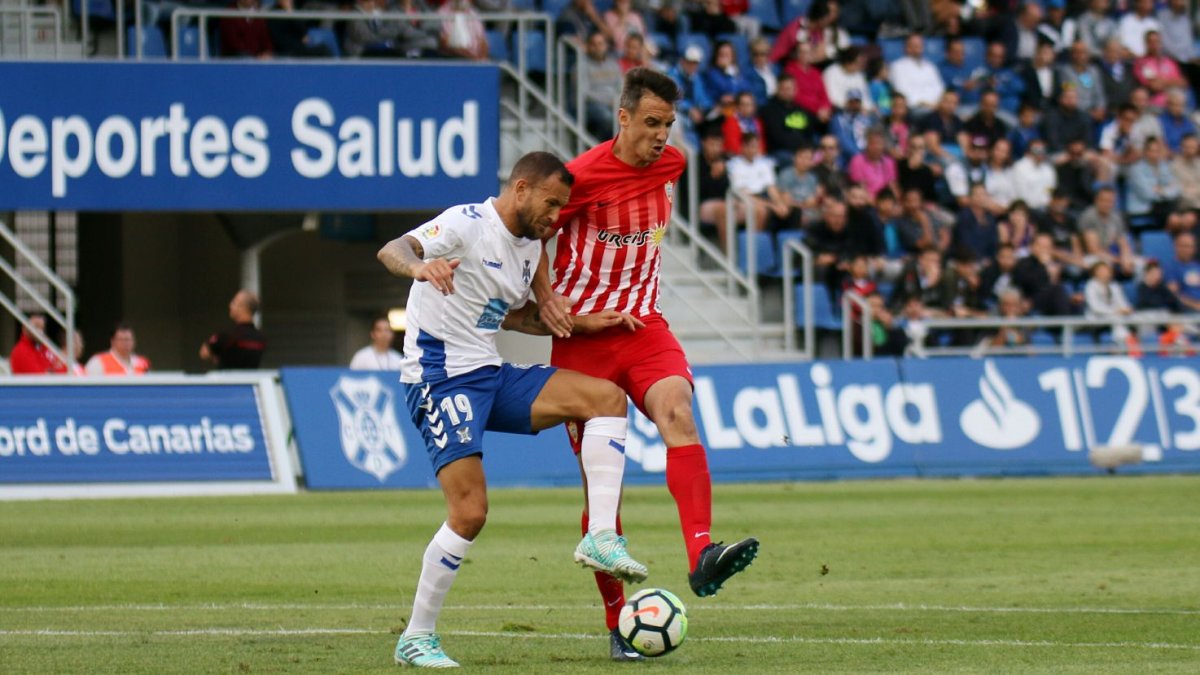 Caballero en el Tenerife-Almería de la 2017-2018.