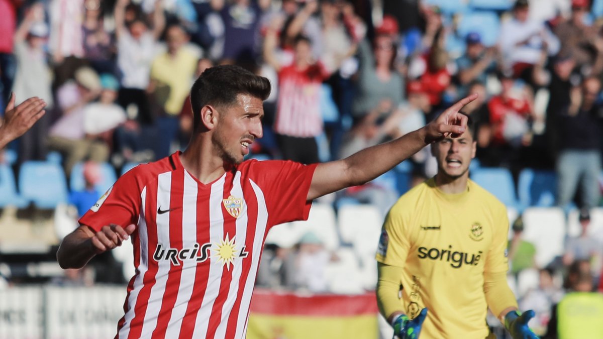 Juan Carlos Real celebra su gol al Nástic.