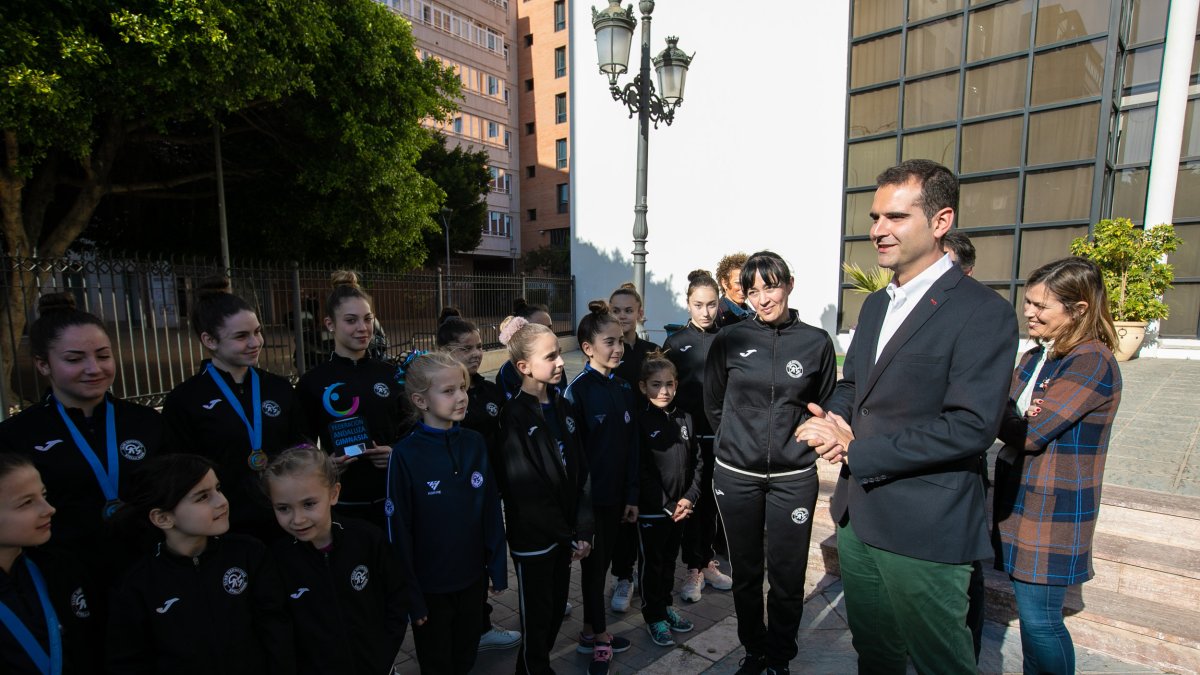 El alcalde de Almería recibe a un equipo de gimnasia.