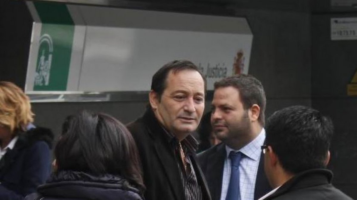 El exalcalde condenado y padre del candidato del PP, Cándido Trabalón, en los juzgados.
