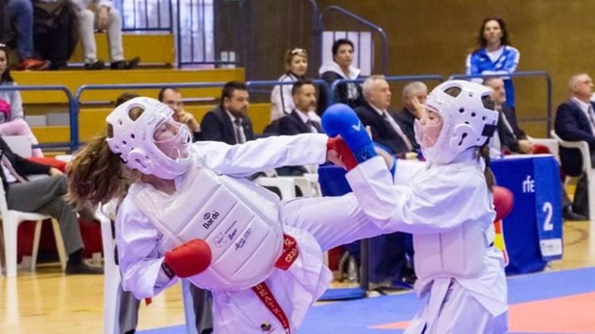 Beatriz Simón, plata en kumite alevín.