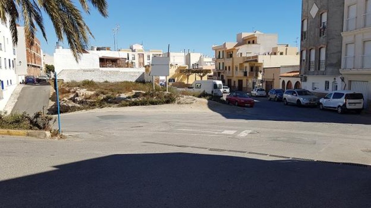 Zona donde se ejecutará la futura rotonda, aprobada en el mismo pleno que el agua.