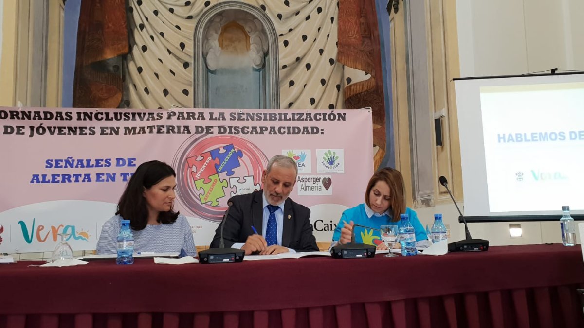 Ayuntamiento y miembros de ‘Astea’ en la firma.