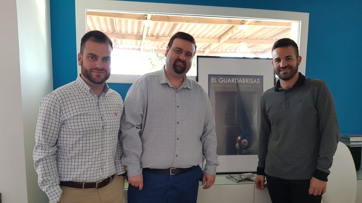 Fundadores de la Tertulia El Guardabrisas, preparando los próximos actos cofrades.