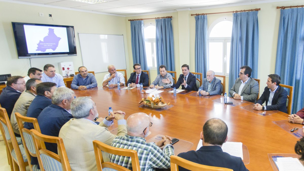 Cita en Níjar de la Diputación con los representantes de la Mesa