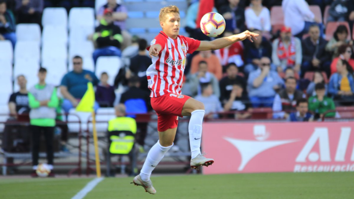Corpas dio un recital de fútbol defendiendo bien y atacando mejor.