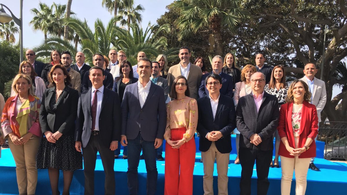 Foto de familia de los miembros de la lista del PP para las elecciones municipales.