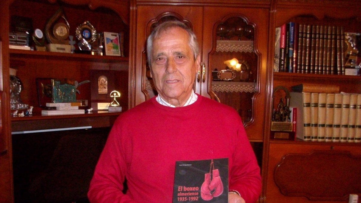 Juan Ortega Beltrán con su gran obra.