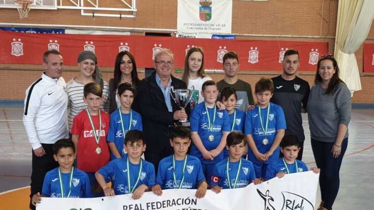 Los campeones con su alcalde.