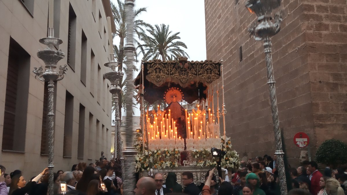La Virgen de la Esperanza, camino de su encuentro con las monjas de Las Puras.