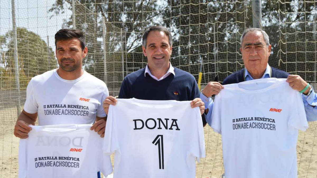 Camisetas llenas de solidaridad en un evento canterano.