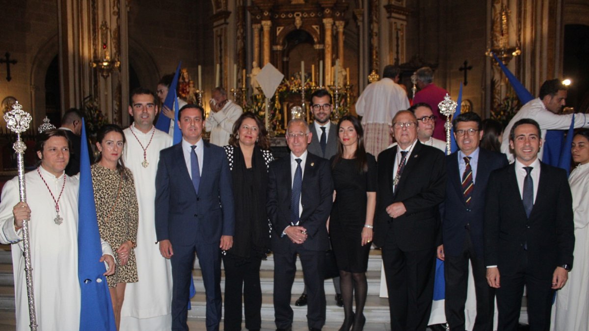 Cargos institucionales y políticos del PP antes de una procesión.