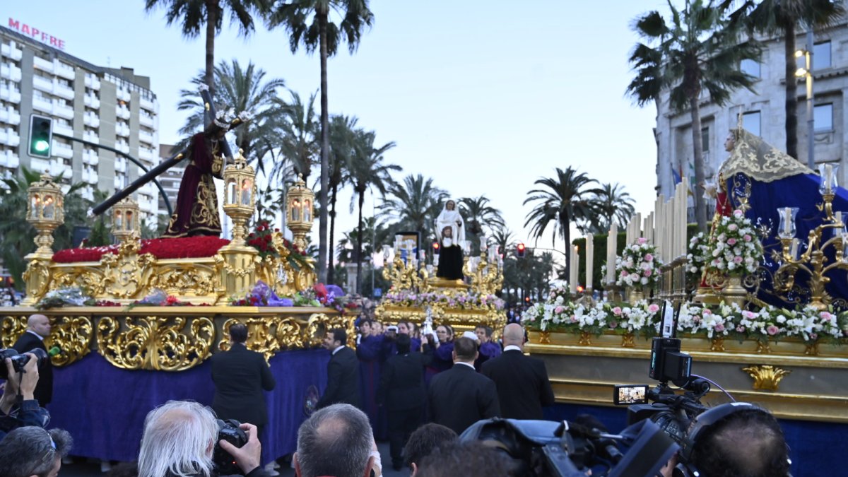 El encuentro en la Plaza Circular es uno de los momentos más esperados de la Semana Santa en Almería.