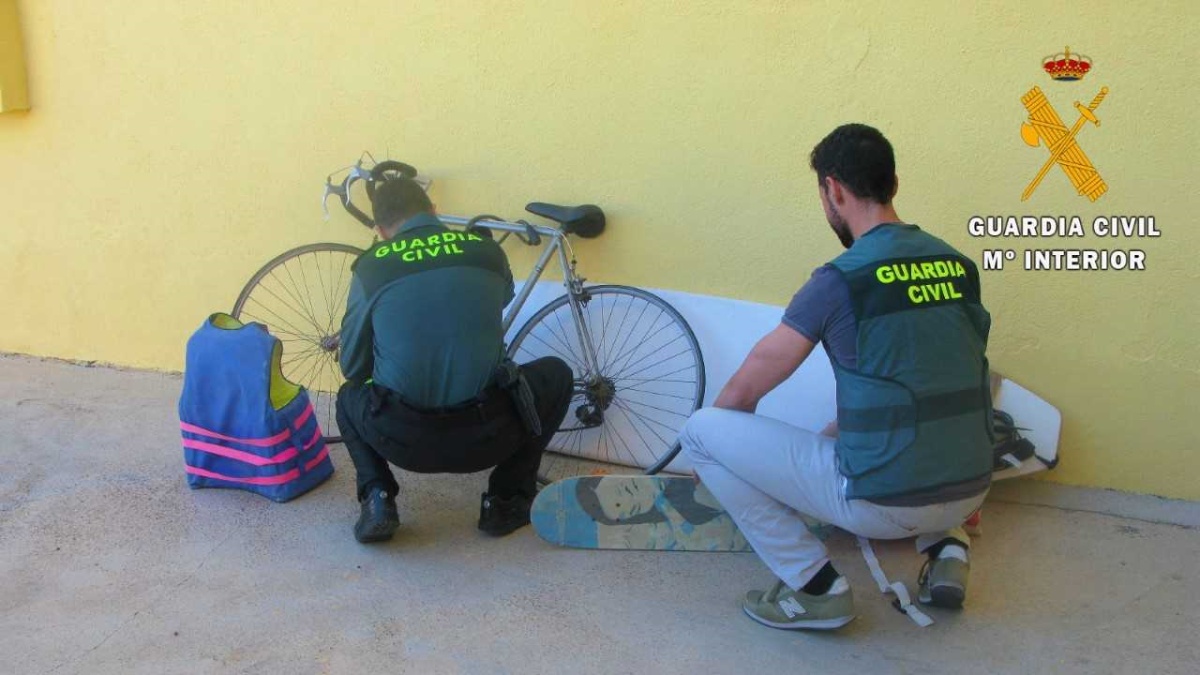 Agentes de la Guardia Civil con algunos de los útiles recuperados.