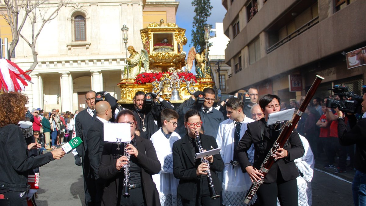 El paso del Cristo Yacente tras la música de capilla que acompañó el cortejo en su Estación de Penitencia.