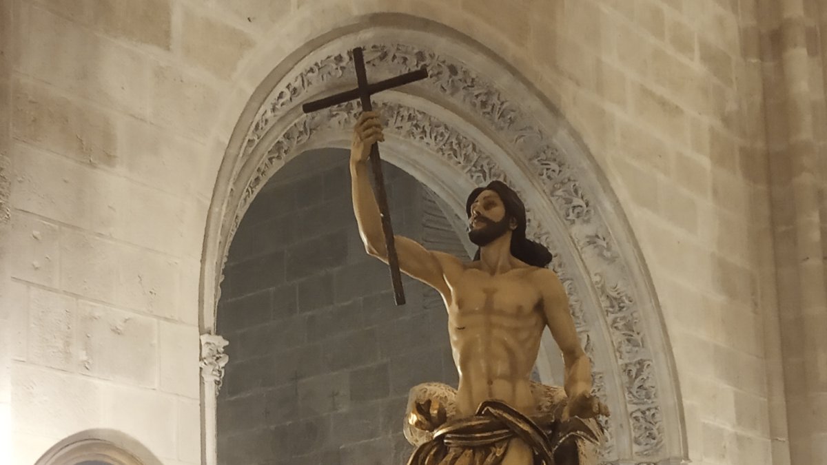 El Resucitado ayer procesionando por el interior de la Catedral