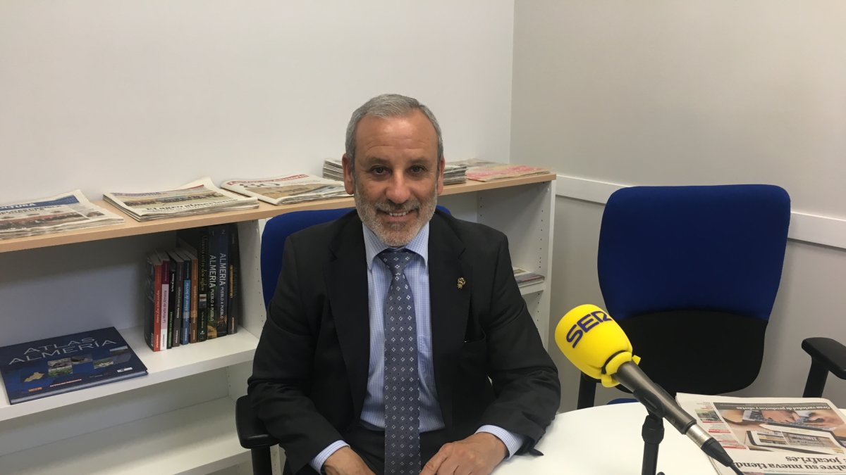 El alcalde de Vera, Félix López, durante la entrevista en los estudios de SER Levante.