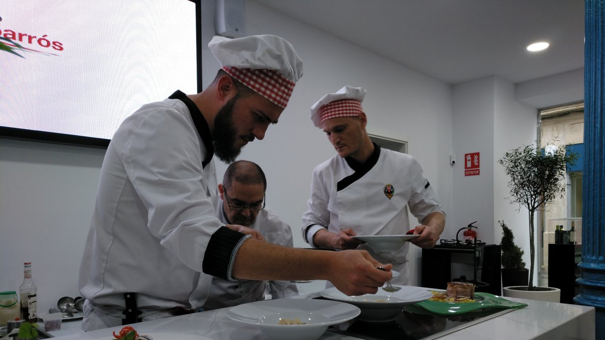 Chefs elaborando el menú.