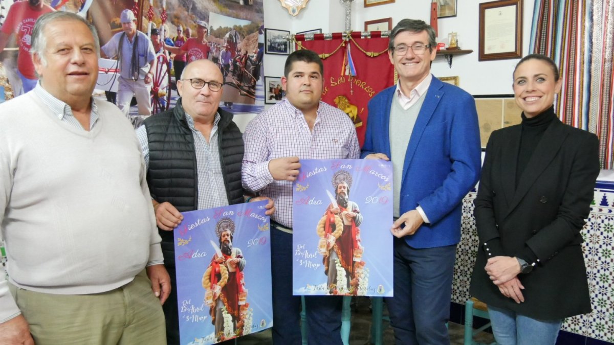 Manuel Cortés, la concejala Eli Fernández, el Hermano Mayor de San Marcos, Luis Bogas, y otros miembros de la hermandad, presentando las fiestas.