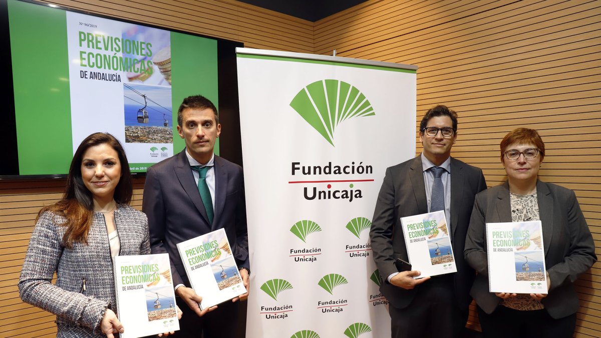 Cristina Rico,  Rafael Muñoz Zayas, Rafael López del Paso y Felisa Becerra, del equipo de Analistas Económicas.