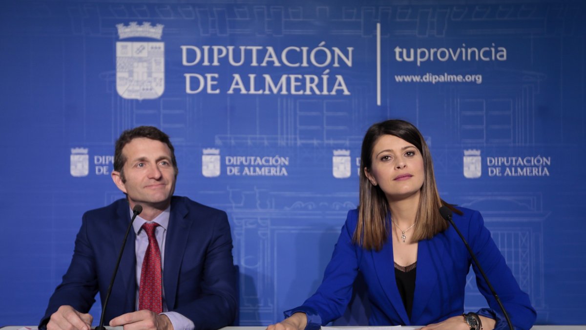 Los organizadores durante la presentación.