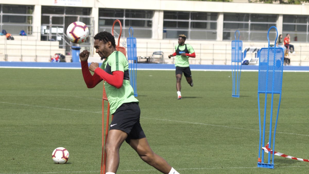 Lucien Owona remata a puerta en el campo Anexo.