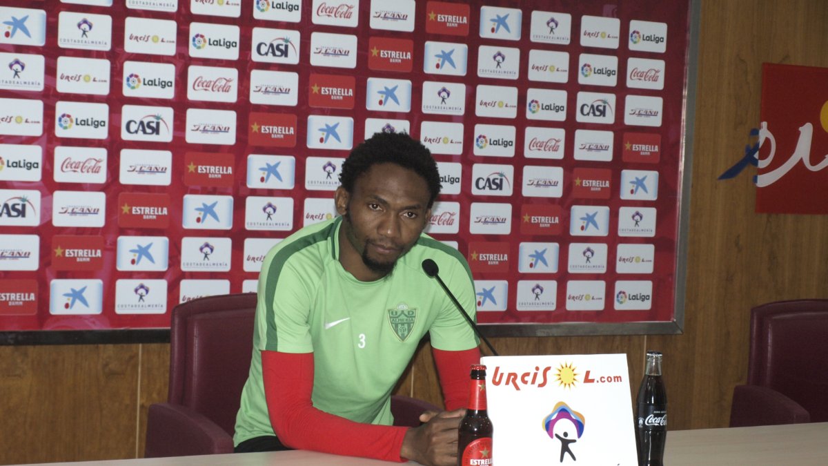 Lucien Owona en rueda de prensa.