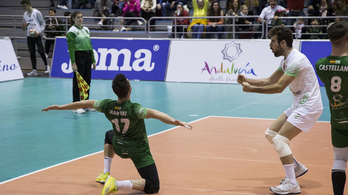 Fran Ruiz celebrando un punto con el Unicaja Almería.