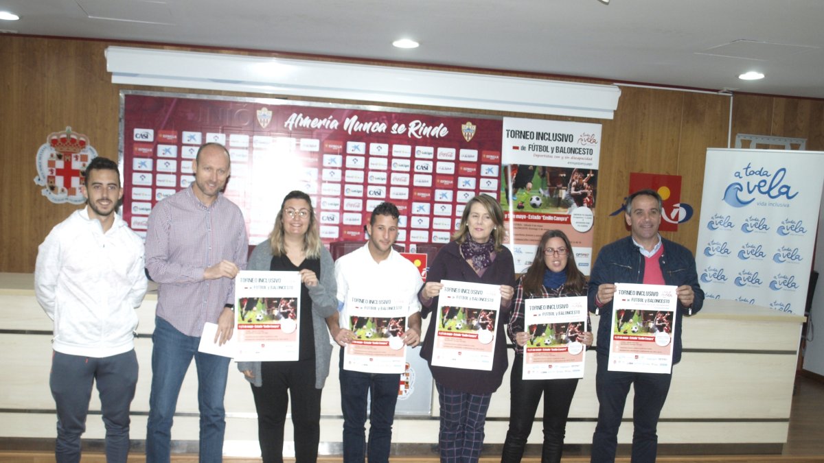 Foto de familia tras la presentación del evento.