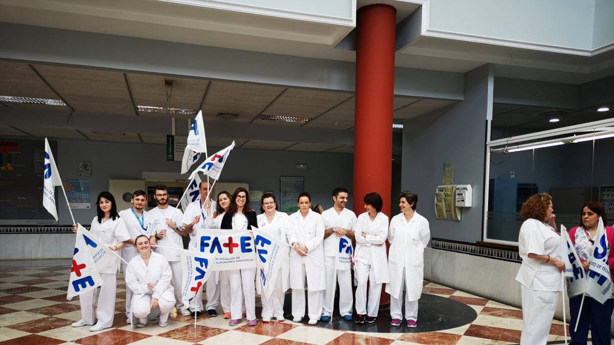 Un grupo de técnicos se han concentrado en Torrecárdenas.