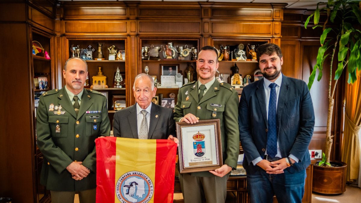 Amat con la bandera de la Campaña, junto a Garrido con el escudo de Roquetas, el capitán Arévalo y el concejal Gutiérrez.