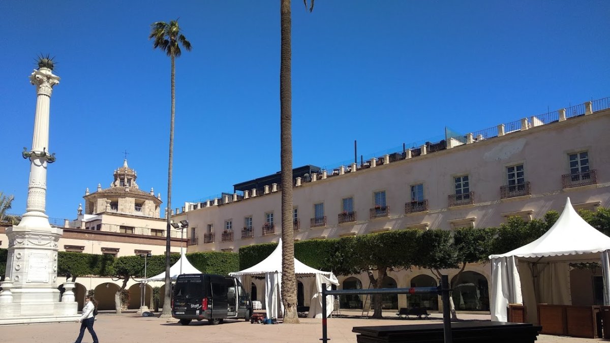 Montaje de los ambigús en la Plaza Vieja