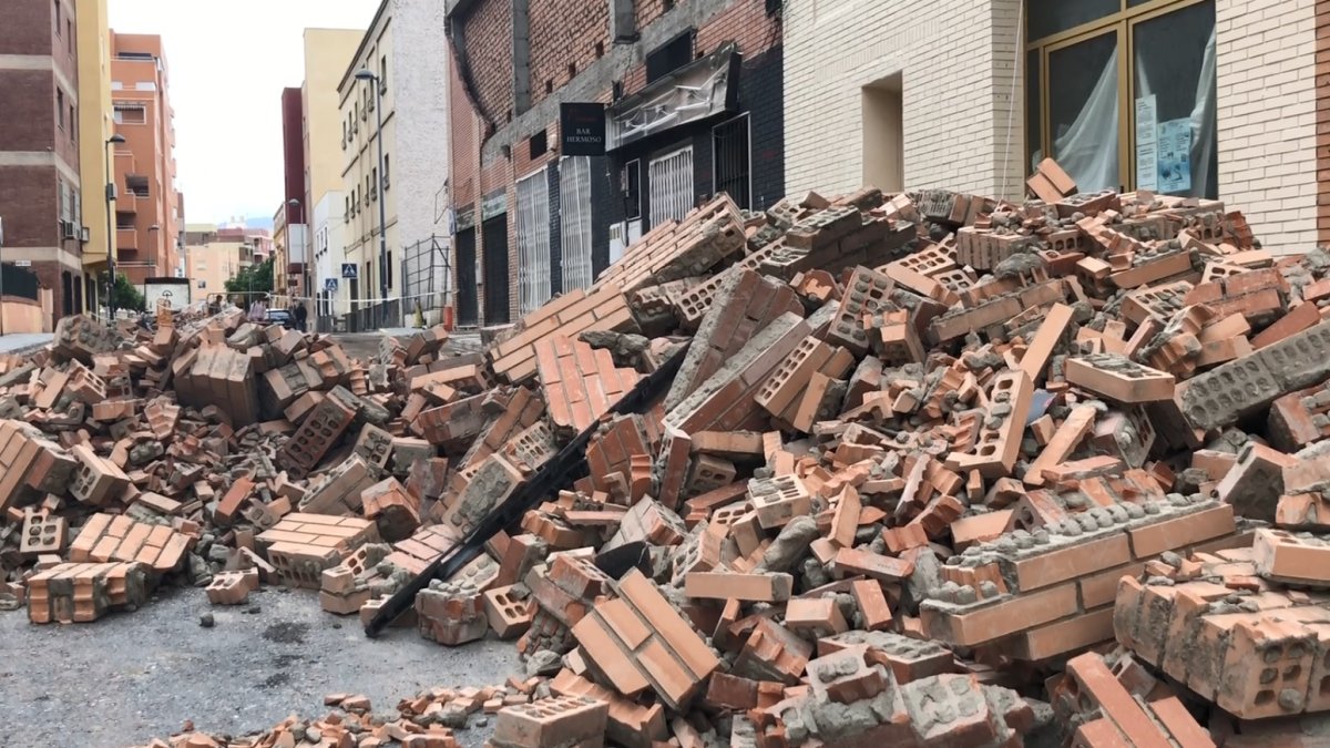 Escombros en la calle Úbeda esta mañana