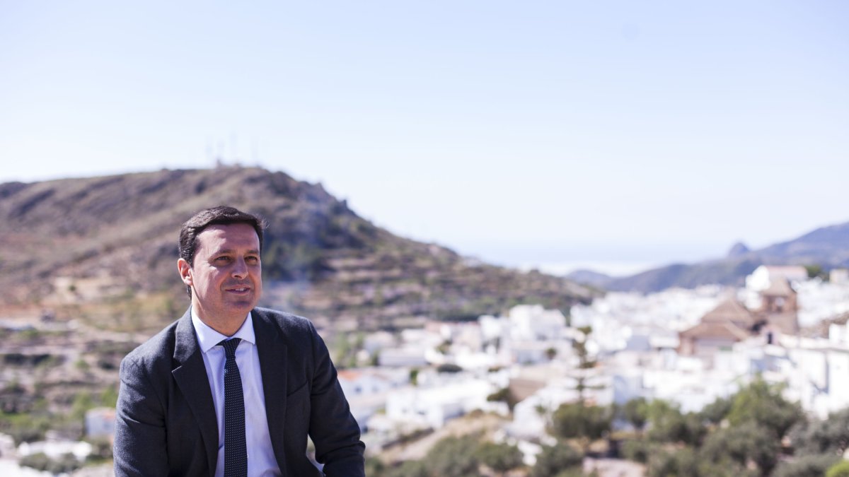 El candidato del PP al Congreso por Almería y presidente de la Diputación, fotografiado frente a Enix .