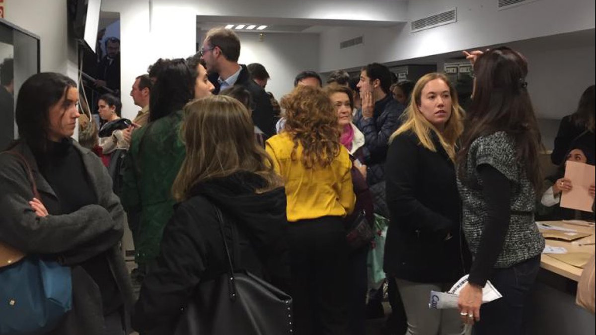 Colas en una oficina de Correos en Madrid.