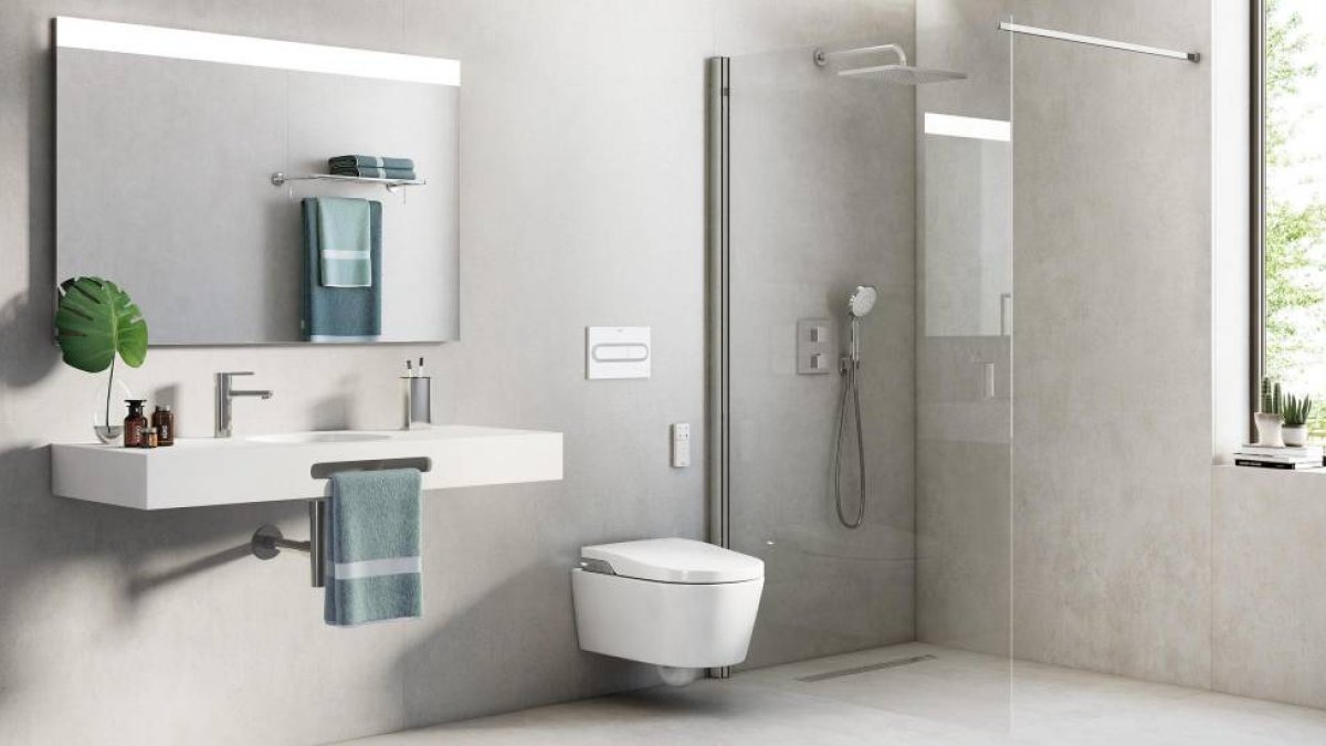 Baño con inodoro In-Wash suspendido.