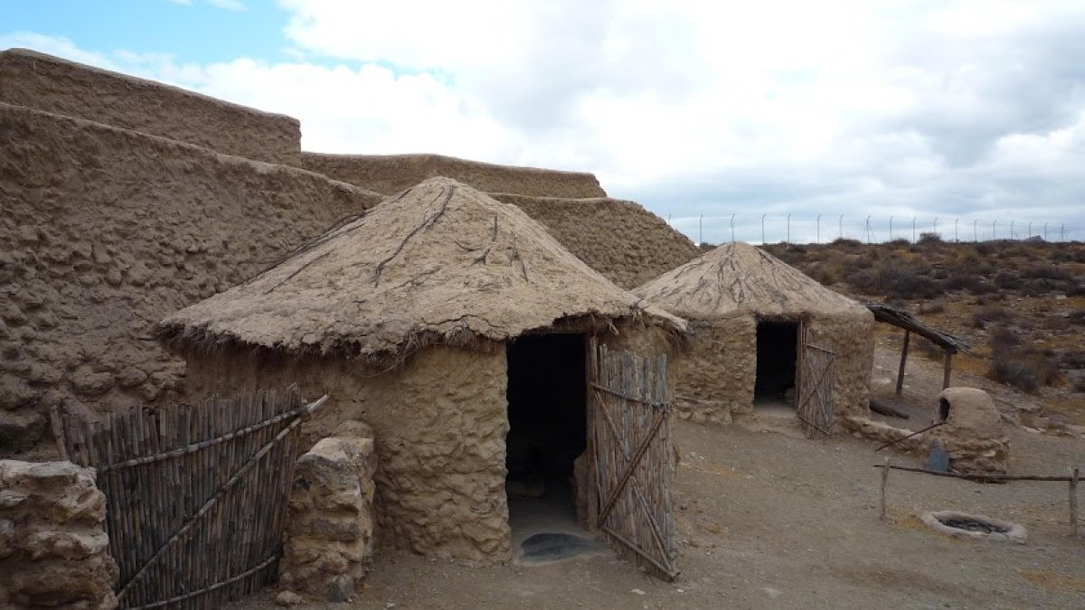 Imagen de algunas de las construcciones visibles dentro del enclave arqueológico de Los Millares.