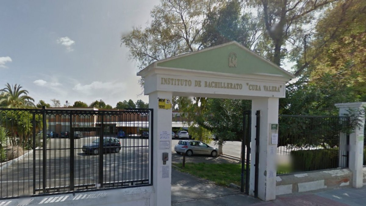 Acceso al instituto público IES Cura Valera, desde donde la asociación de madres y padre reclama más plazas.