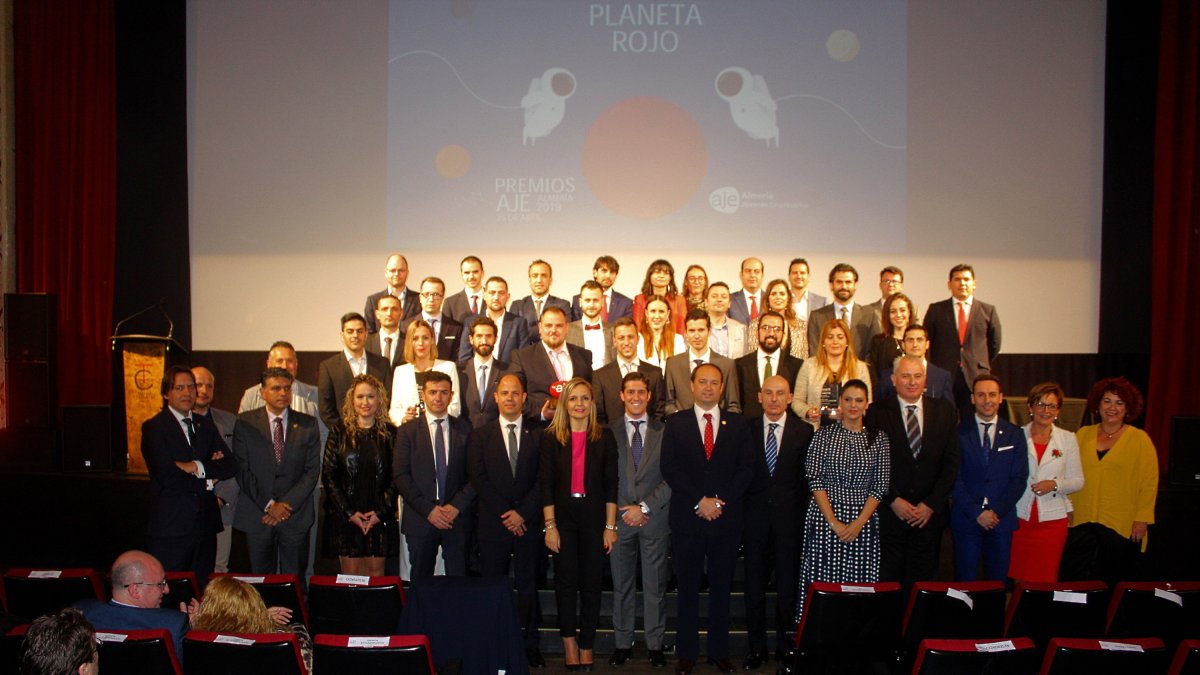 Los Premiados de AJE Almería y que optarán a los Premios AJE Andalucía, junto a los galardonados y representantes institucionales.