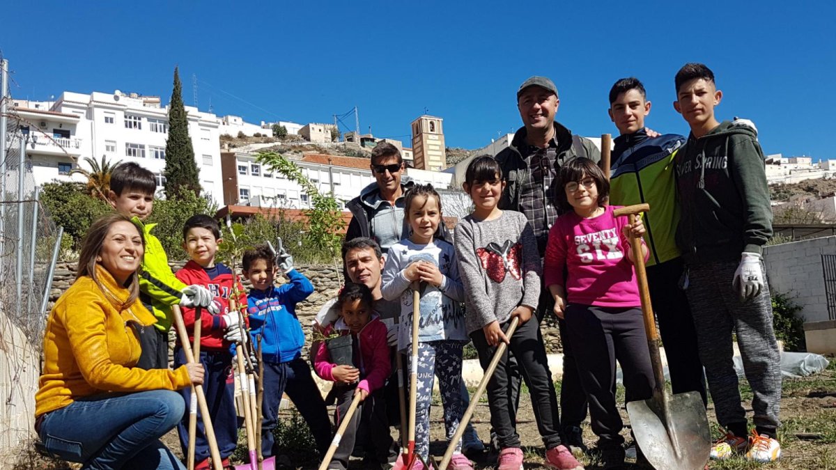 Alumnos, profesores y el alcalde de Abla, en el huerto escolar.