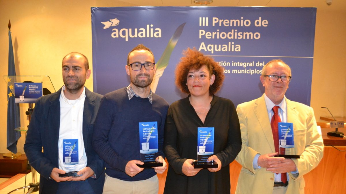 Antonio Fernández, a la derecha, con los premiados en esta edición de los Premios Aqualia.