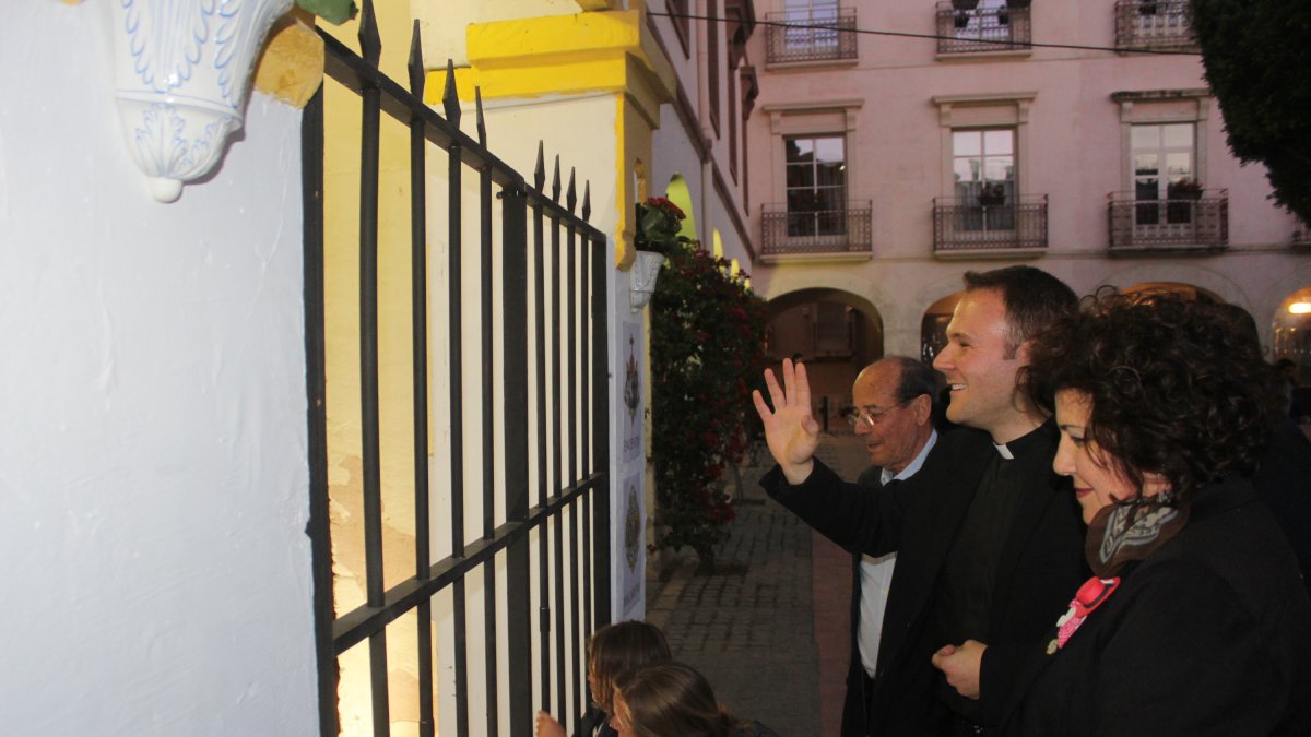 El consiliario, José María Sánchez, junto a la presidenta, Encarni Molina; y el vicepresidente, José Cárdenas.