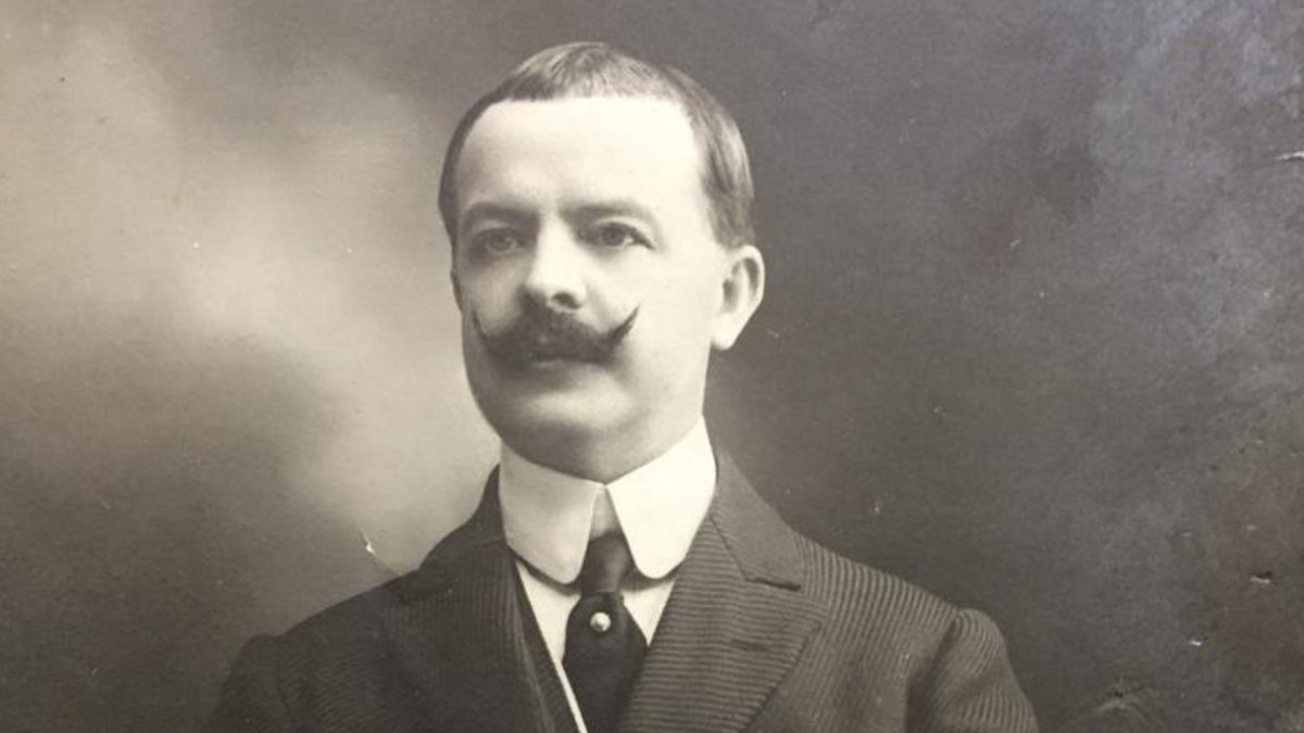 Walter Maclellan, diplomático y empresario, con su característico bigote imperial.