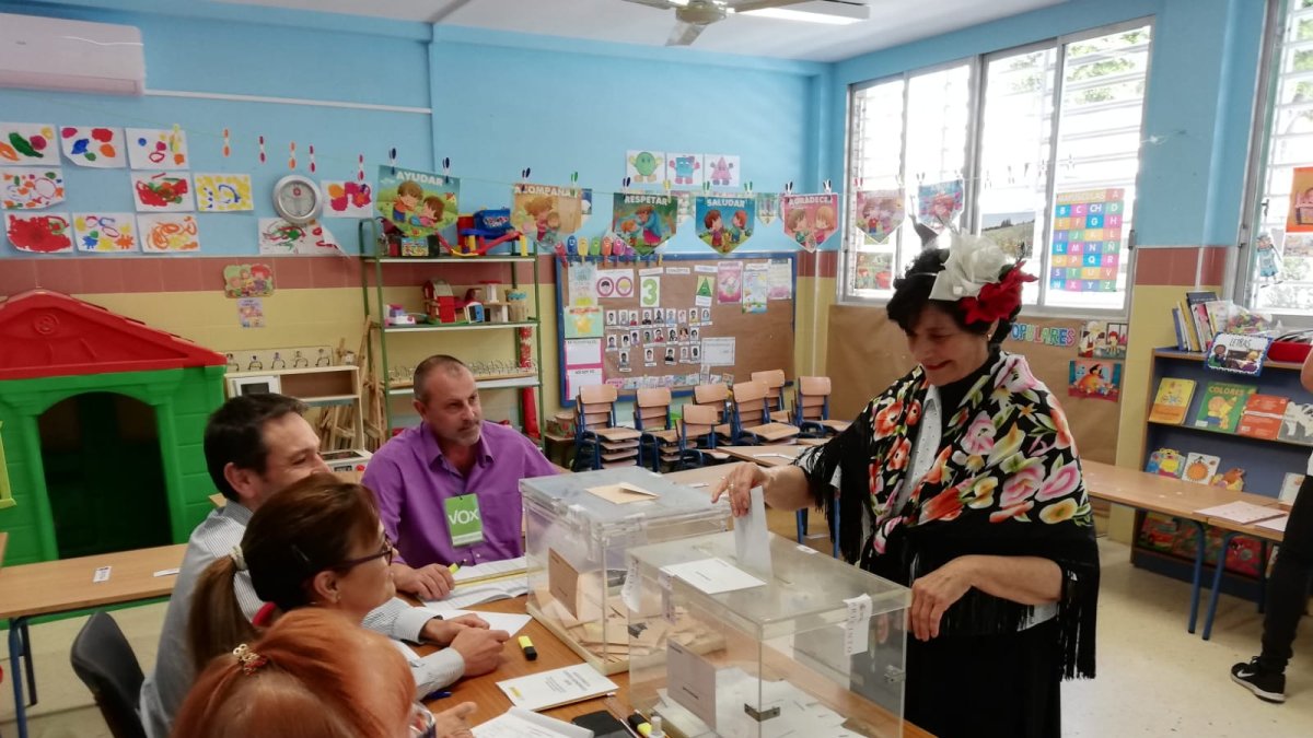 Mari Carmen Requena ejerciendo el derecho a voto ya preparada para San Marcos.
