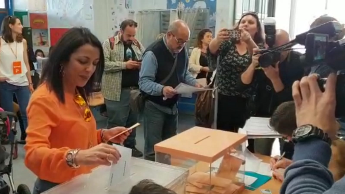 La presidenta del Parlamento de Andalucía, Marta Bosquet, votando esta mañana.