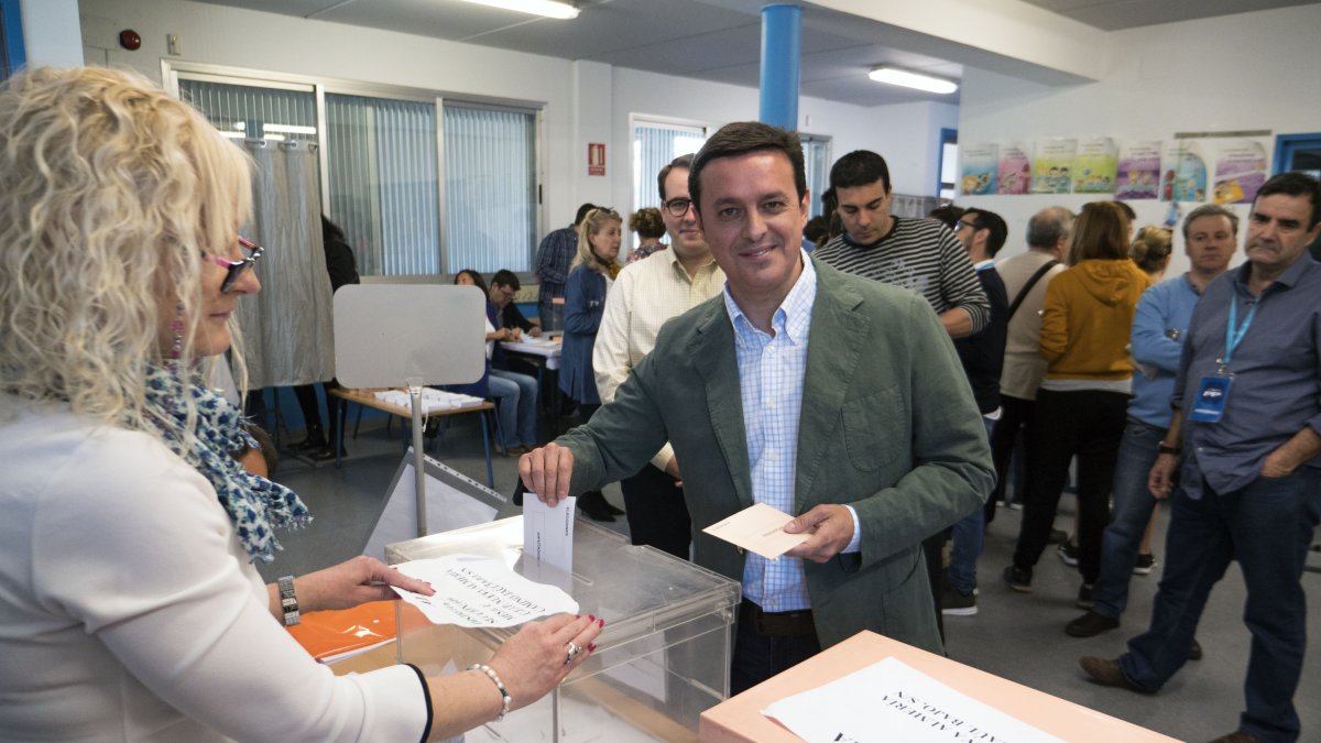 Javier A. García, votando en Nueva Almería.