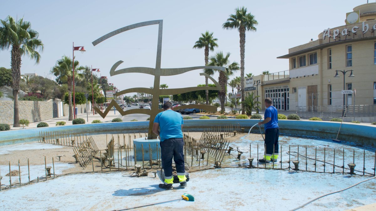 Beneficiarios realizando labores de mantenimiento municipal.