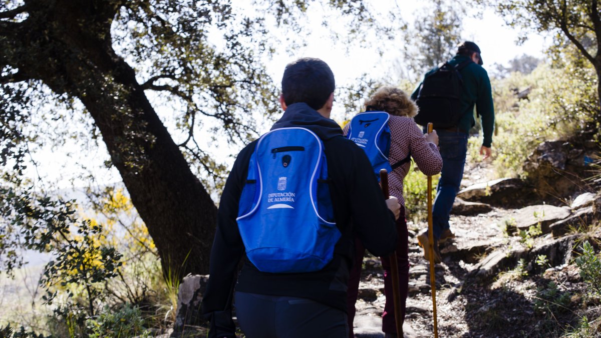 Senderistas durante una de las salidas por la provincia con el programa ‘Rutas y Senderos’ de Diputación.