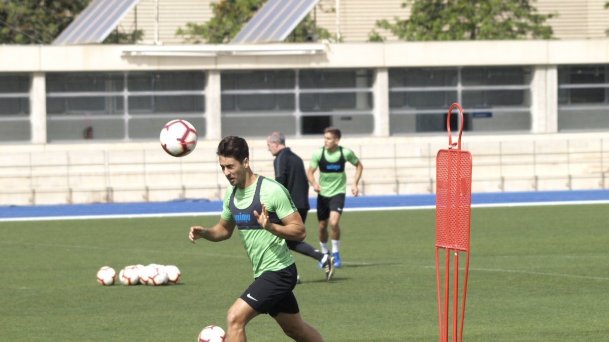 César de la Hoz rematando de cabeza en el Anexo.